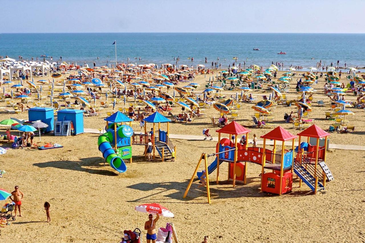 Hotel Adriatico Bibione Buitenkant foto